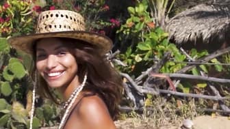 Mexican babe stripped naked at the beach