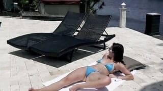 Mila Marx and Jade Amber squirt after sharing one dildo