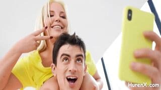 Sie beschlieBt, seinen riesigen Schwanz zu ficken